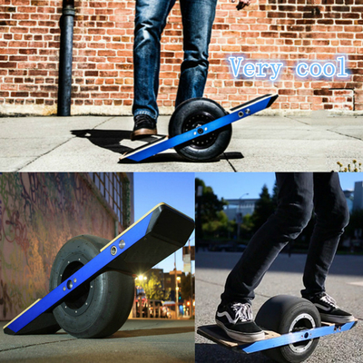 Vespa eléctrica que practica surf de equilibrio del uno mismo