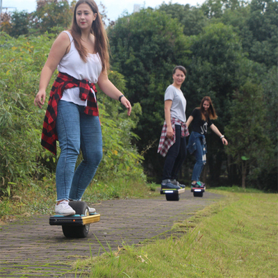 La tabla hawaiana manual automática de Onewheel con una grande rueda en el centro